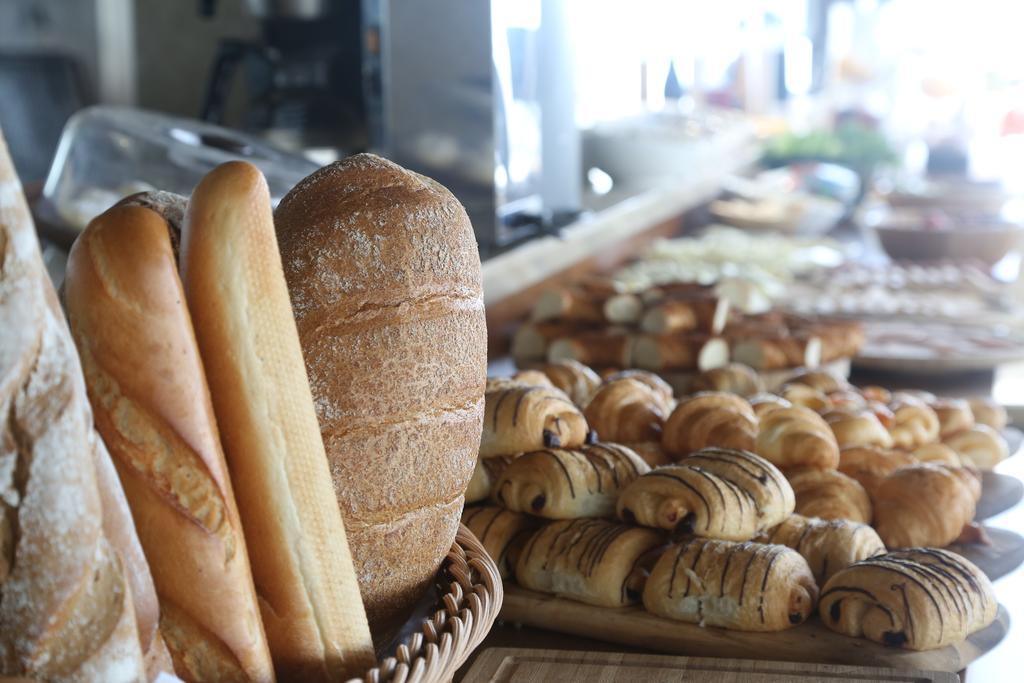Daru Sultan Hotels Galata Stambuł Zewnętrze zdjęcie Baguettes and other bread at a bakery in Paris